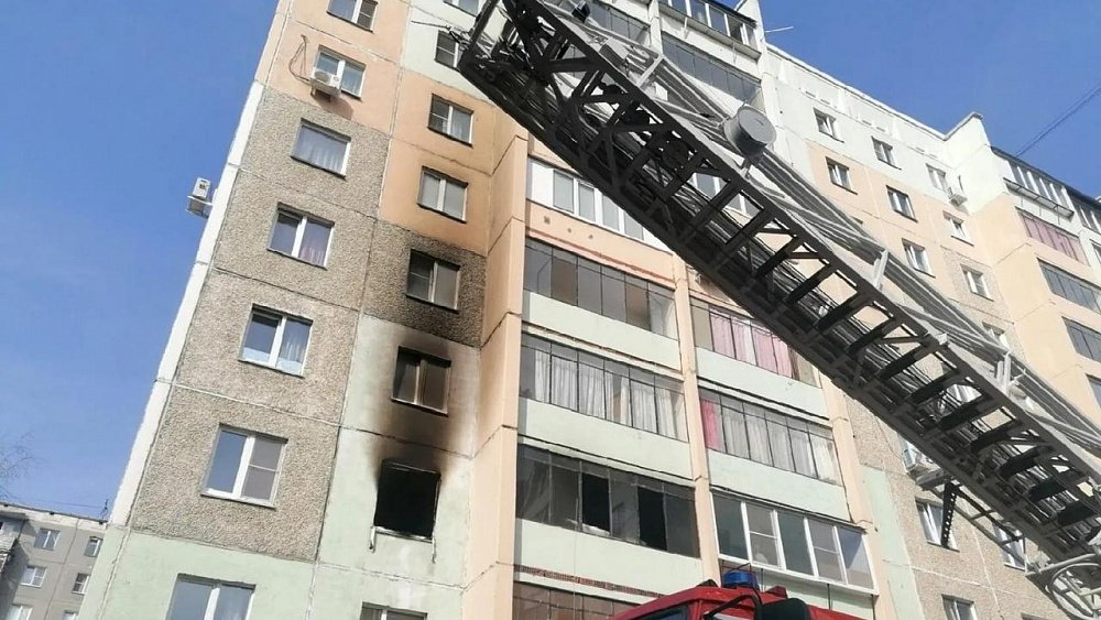 В Челябинске на пожаре в многоквартирном доме эвакуировали мать с ребенком через окно