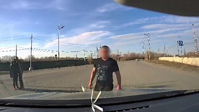 В Магнитогорске мужчина выскочил на дорогу преграждая путь автомобилю