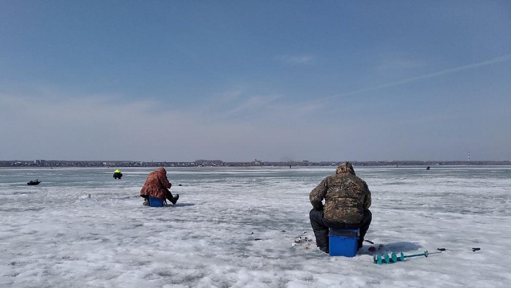 Зачем рыбаки в Челябинской области выходят в апреле на тонкий лед?