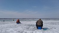 Зачем рыбаки в Челябинской области выходят в апреле на тонкий лед?