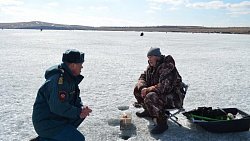 Зачем рыбаки в Челябинской области выходят в апреле на тонкий лед?