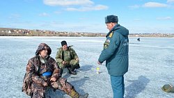 Зачем рыбаки в Челябинской области выходят в апреле на тонкий лед?