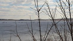 Зачем рыбаки в Челябинской области выходят в апреле на тонкий лед?