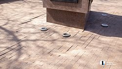 В Челябинске просела плитка у стелы «Город трудовой доблести»