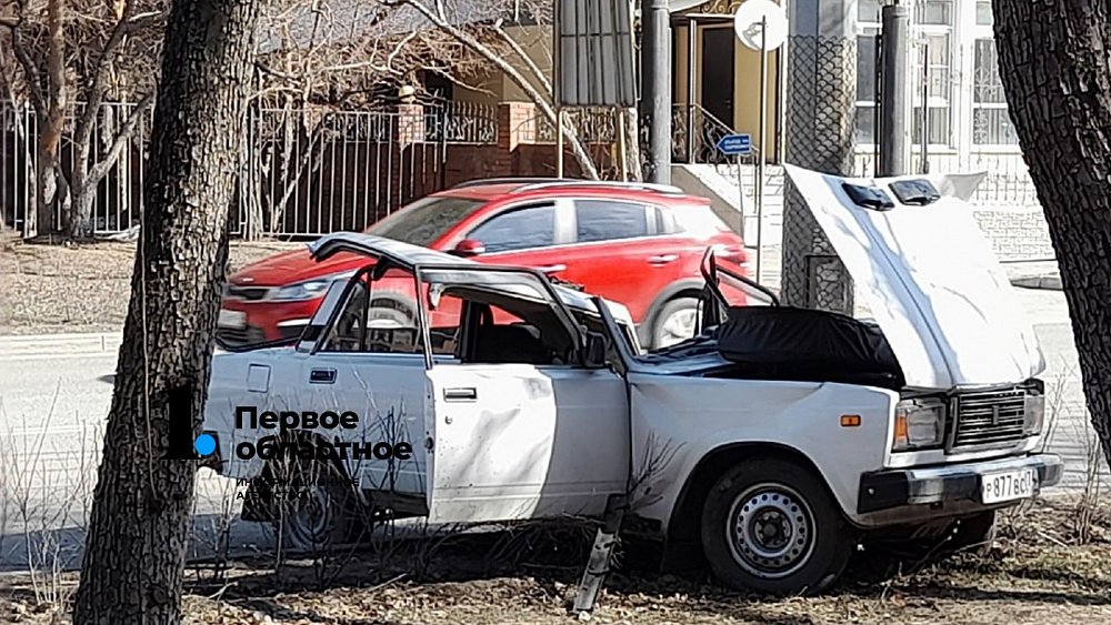 ВАЗ влетел в столб после столкновения с «Мерседесом» в Челябинске