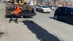 Ямочный ремонт дороги начали на Свердловском проспекте в Челябинске
