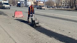 Ямочный ремонт дороги начали на Свердловском проспекте в Челябинске