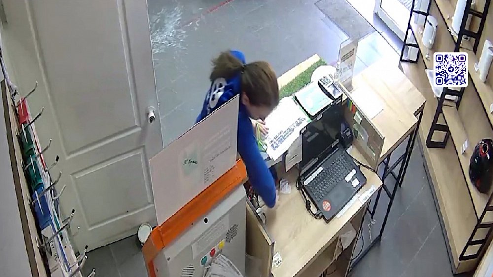 Южноуральцы ограбили салон сотовой связи