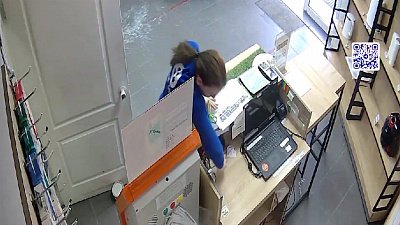 Южноуральцы ограбили салон сотовой связи