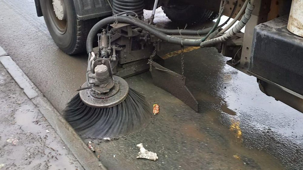 Дороги Челябинска начали мыть специальным шампунем