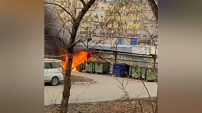 В Челябинске пожар угрожал уничтожить мусорные баки: видео очевидцев