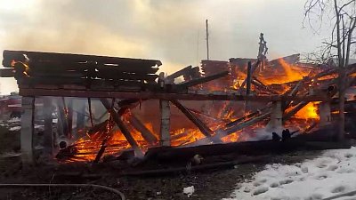 В селе Иткуль сгорел недостроенный дом: видео МЧС