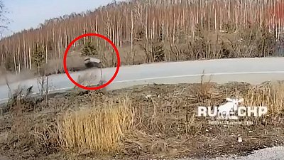 Жуткий полёт машины на трассе под Озёрском попал на видео
