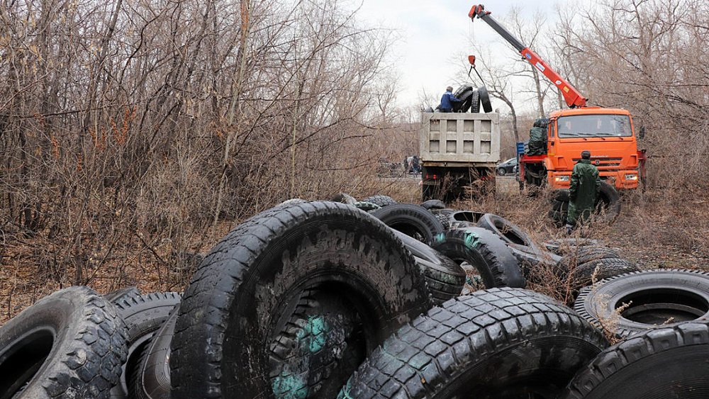В Магнитогорске в городском сквере нашли несанкционированную свалку с тоннами покрышек