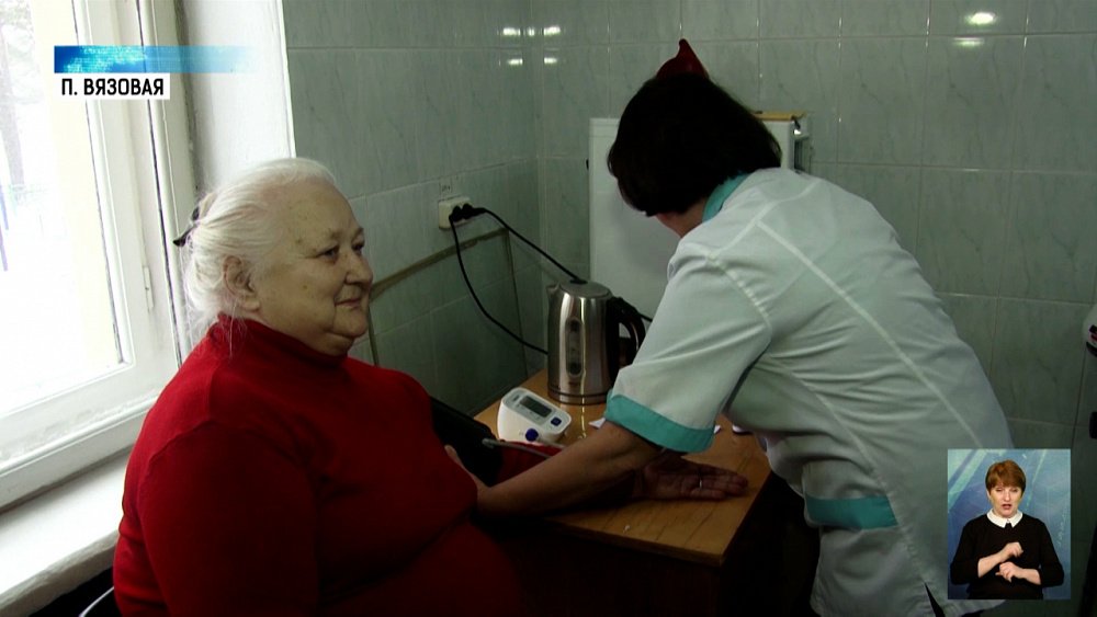 Пенсионеры проходят физиопроцедуры в ФАПе