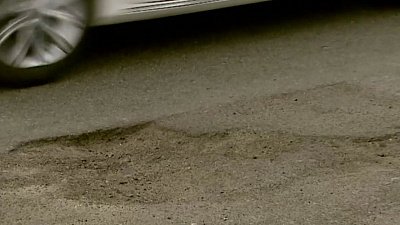 Как быть, если попал колесом в яму: разбирались корреспонденты ОТВ