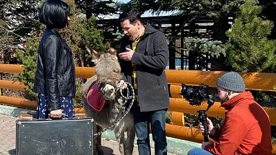 Один ослик и два чемодана: ведущие программы «Наше утро» сняли новый ролик