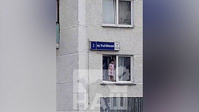 В Чурилово очевидец снял на видео ребёнка на открытом окне