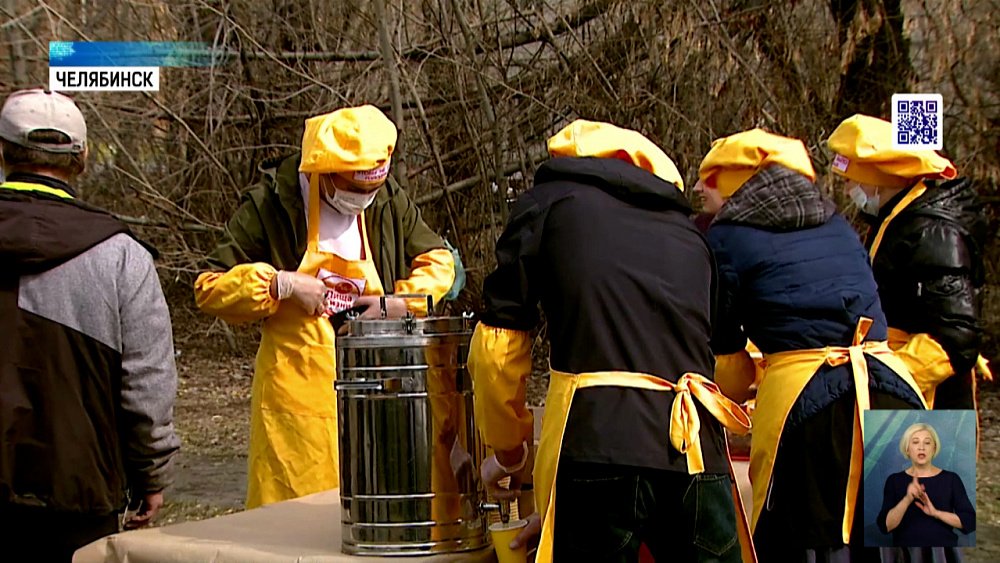 Нуждающиеся едят супы Челябинского производства