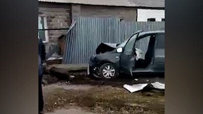 В Магнитогорске водитель протаранил забор жилого дома