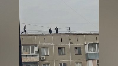 В Челябинске подростки забрались на крышу многоквартирного дома