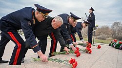 В Челябинске возложили цветы в память о погибших сотрудниках органов внутренних дел