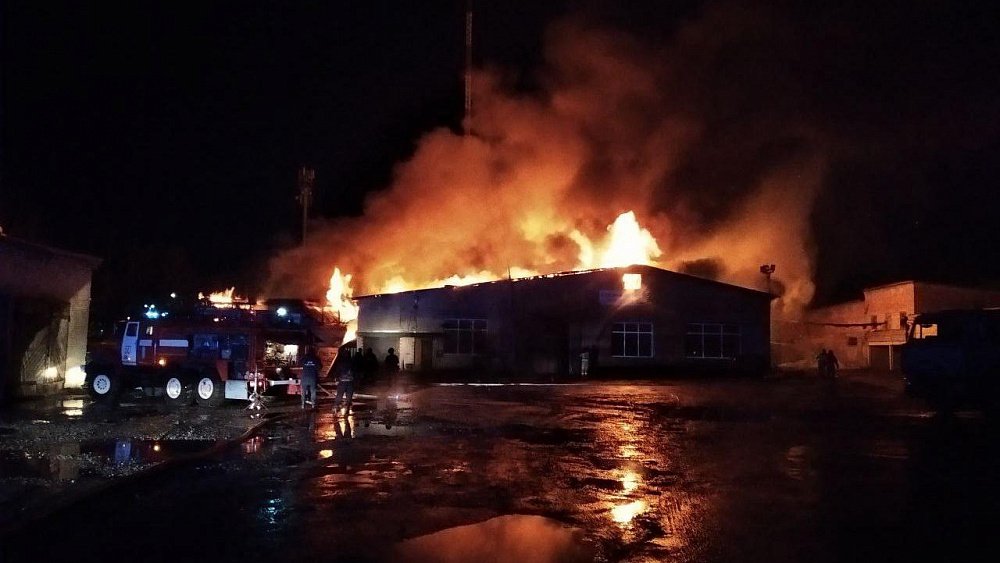 В Челябинской области произошел пожар в деревообрабатывающем цехе