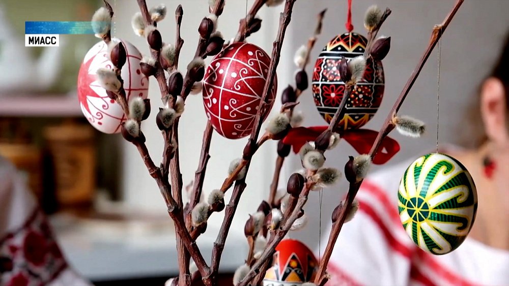 Мастерицы Миасса украшают яйца к Пасхе