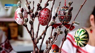Мастерицы Миасса украшают яйца к Пасхе