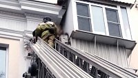 В Челябинске пожарные спасли девушку от падения с высоты