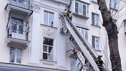 В Челябинске пожарные спасли девушку от падения с высоты