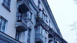 В Челябинске пожарные спасли девушку от падения с высоты