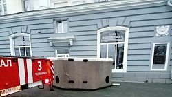 В Челябинске пожарные спасли девушку от падения с высоты