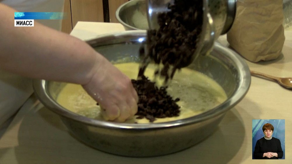 Жительница Миасса печет куличи