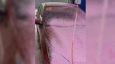 В Челябинске розовая пена на автомойке испортила машину