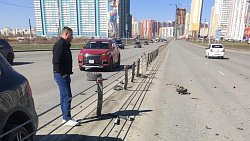 В Челябинске Porsche врезался в тросовое ограждение после ДТП