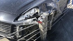 В Челябинске Porsche врезался в тросовое ограждение после ДТП