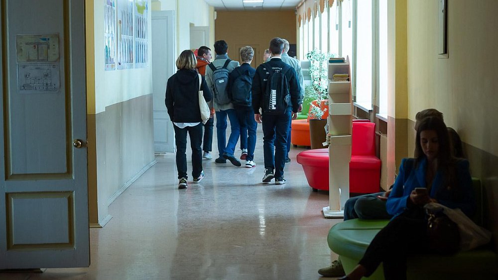 Школьники Челябинска с 1 сентября будут петь гимн и заниматься без телефонов