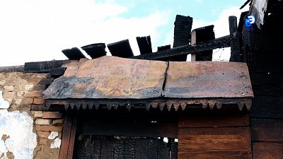 В Миассе горела крыша частного дома