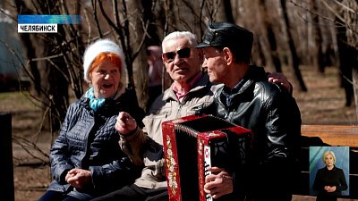 Пенсионеру подарили музыкальный инструмент