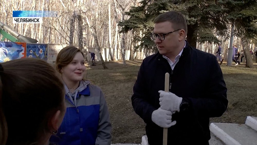 Губернатор помог студентам на субботнике