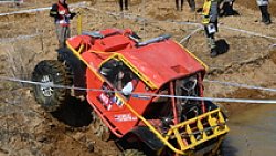 Джипы грязи не боятся — в Челябинске завершились экстремальные триал-гонки