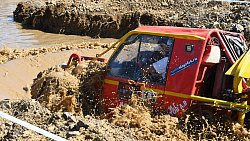 Джипы грязи не боятся — в Челябинске завершились экстремальные триал-гонки