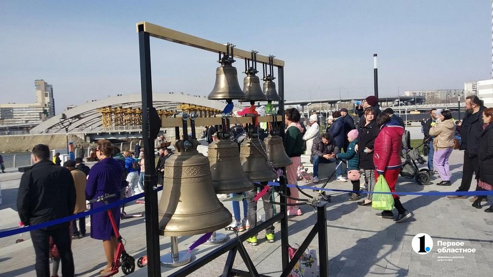 На набережной реки Миасс в Челябинске проходит праздничная программа «Пасхальные перезвоны»
