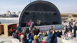 На набережной реки Миасс в Челябинске проходит праздничная программа «Пасхальные перезвоны»