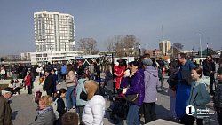 На набережной реки Миасс в Челябинске проходит праздничная программа «Пасхальные перезвоны»