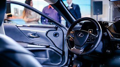 Челябинский автосалон отказался передать покупателю Lexus и Toyota Land Cruiser