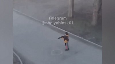 В Челябинске местных жителей встревожил ребенок с оружием