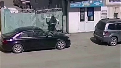 Видео нападения мужчины на забор в Миассе