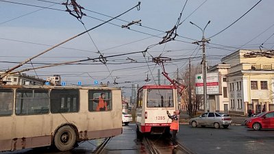В Челябинске не смогли разъехаться трамвай и троллейбус